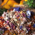 huehnerfutter_mit_blueten_und_kraeutern