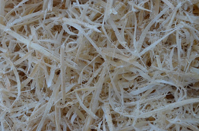 Streu für Hühner kann auch aus Sägespänen bestehen.